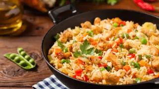 Ориз с пилешко и зеленчуци на фурна – лесна вечеря, която всички у дома ще обикнат