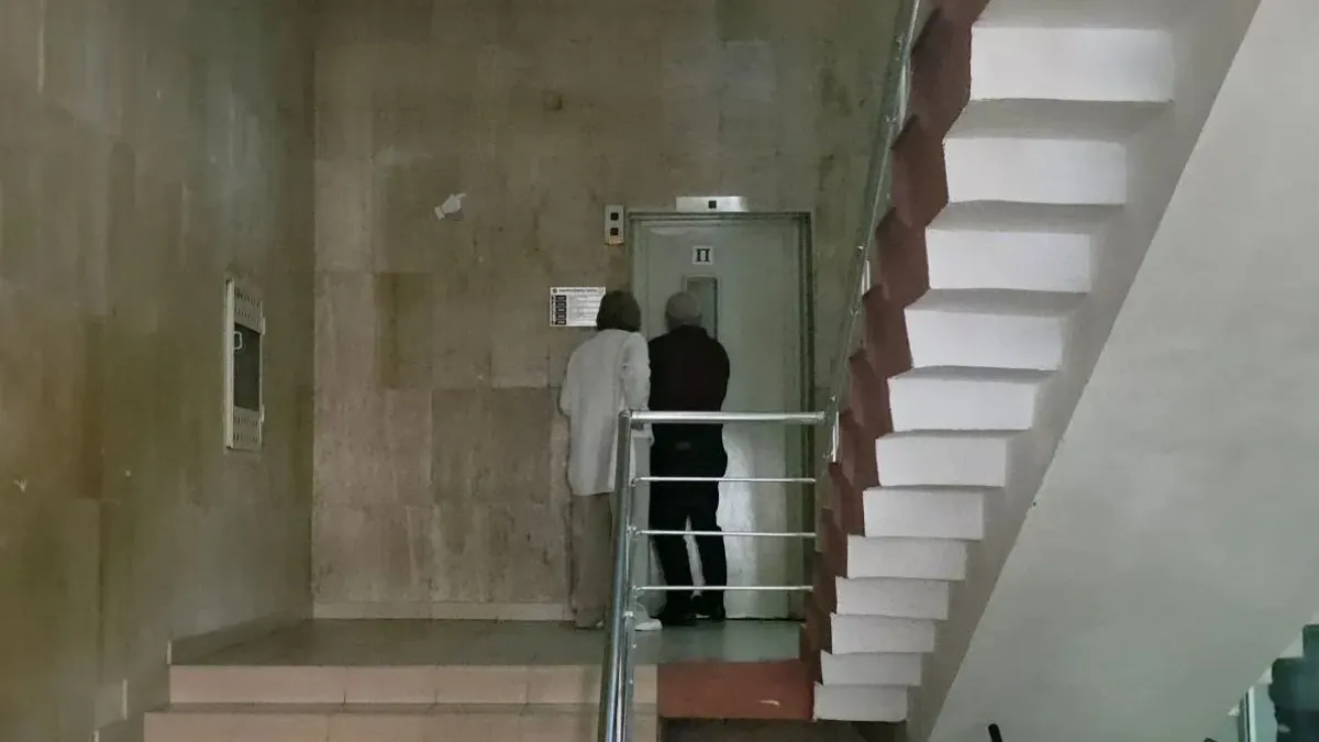 Представители на РИК – Благоевград заседнаха в асансьор