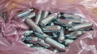 Младежи цакат по 40 кинта за флакон райски газ след работа