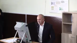 „Радевото не се губи“: Александър Йорданов избира трибуната, машинният вот го спира да гласува