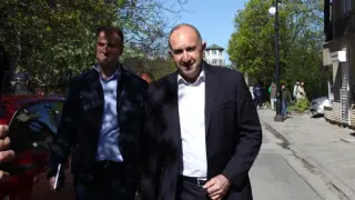 Глобиха Румен Радев в изборния ден! Снимка