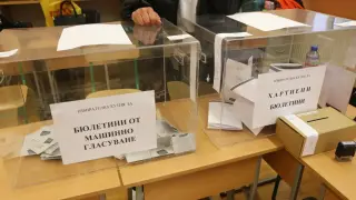 Това е нечовешко: Напрежение и 11-часово дълго чакане при изборните протоколи в Русе