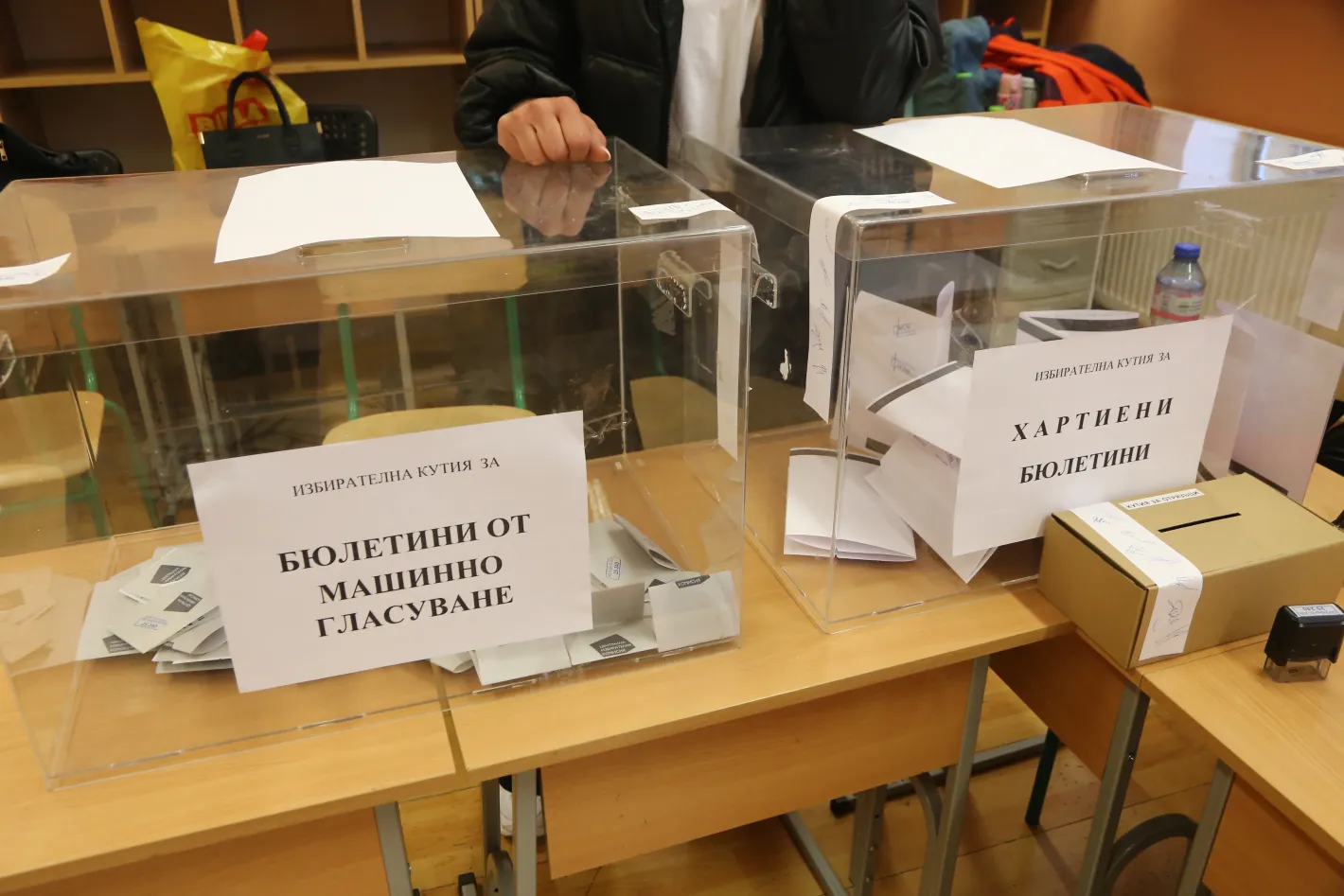 Това е нечовешко: Напрежение и 11-часово дълго чакане при изборните протоколи в Русе