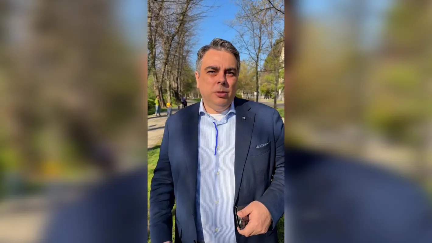 Асен Василев чака 15 минути, за да гласува