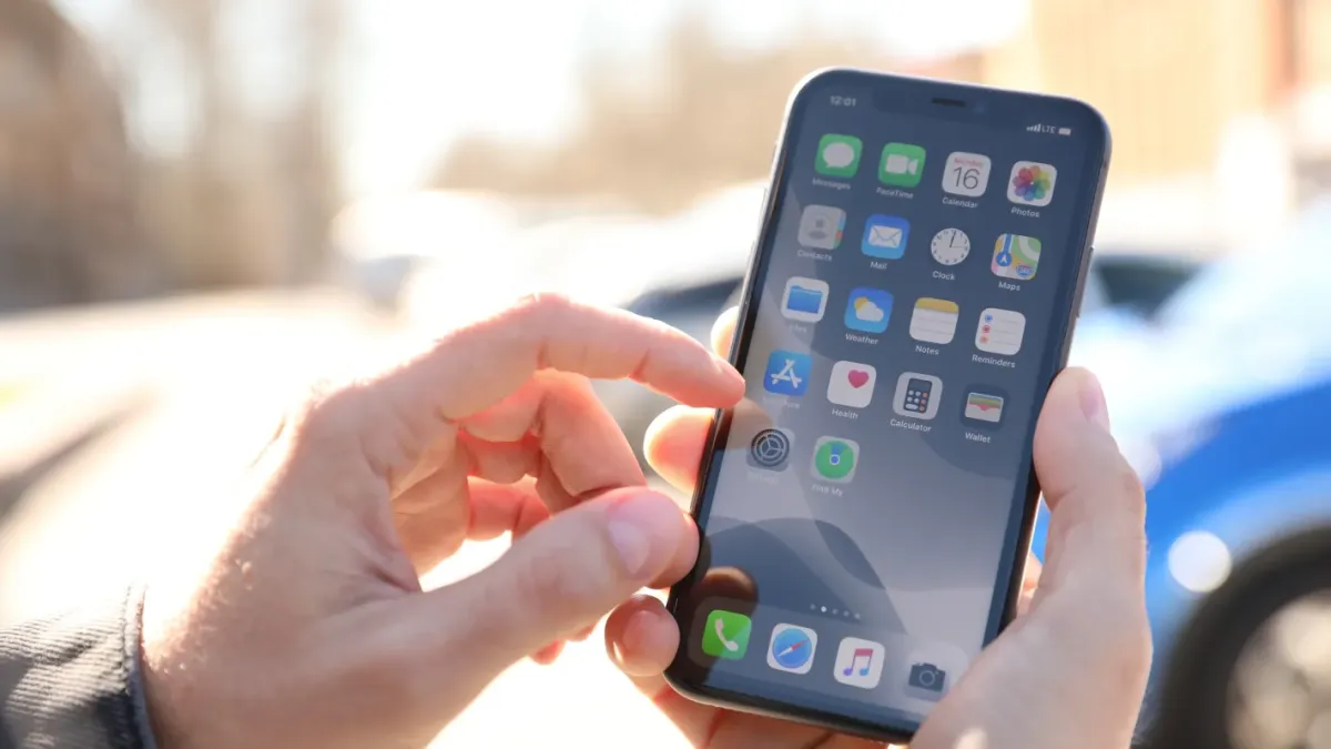 Apple и Google обвинени в разпространение на AI порнография