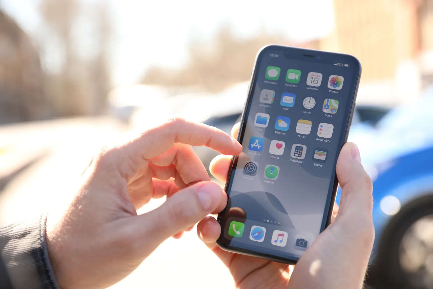 Apple и Google обвинени в разпространение на AI порнография