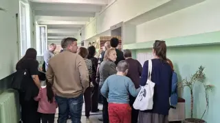 Пловдивчани чакат с часове пред урните