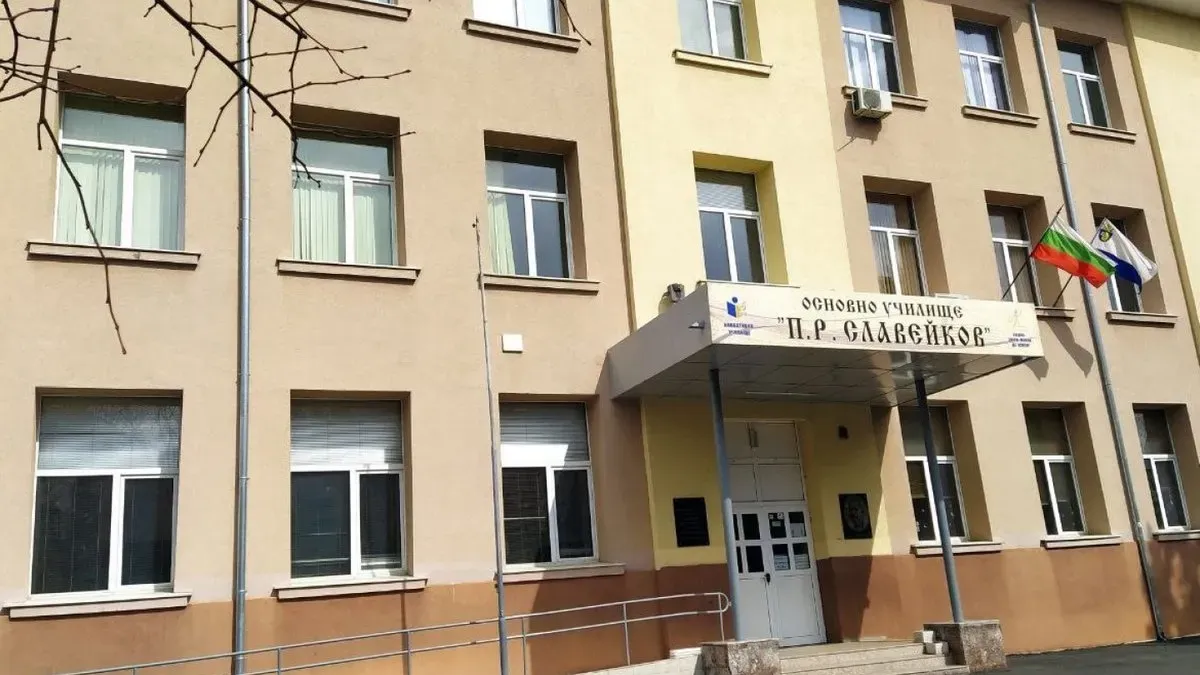 Огромен скандал в Бургас: Член на СИК отвори запечатана кутия и започна да псува
