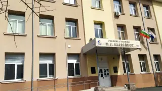 Огромен скандал в Бургас: Член на СИК отвори запечатана кутия и започна да псува