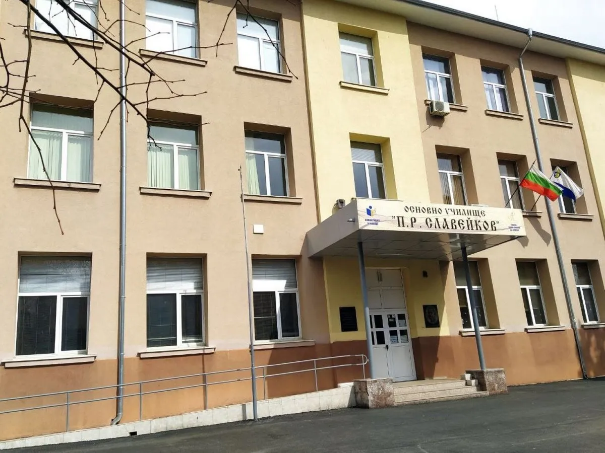 Огромен скандал в Бургас: Член на СИК отвори запечатана кутия и започна да псува