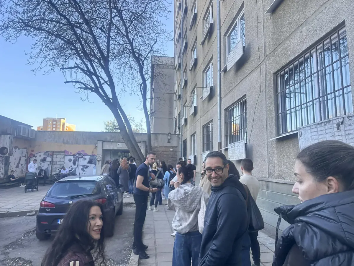 Студентски град се вдигна на вот: 300-метрова опашка блокира блок 13