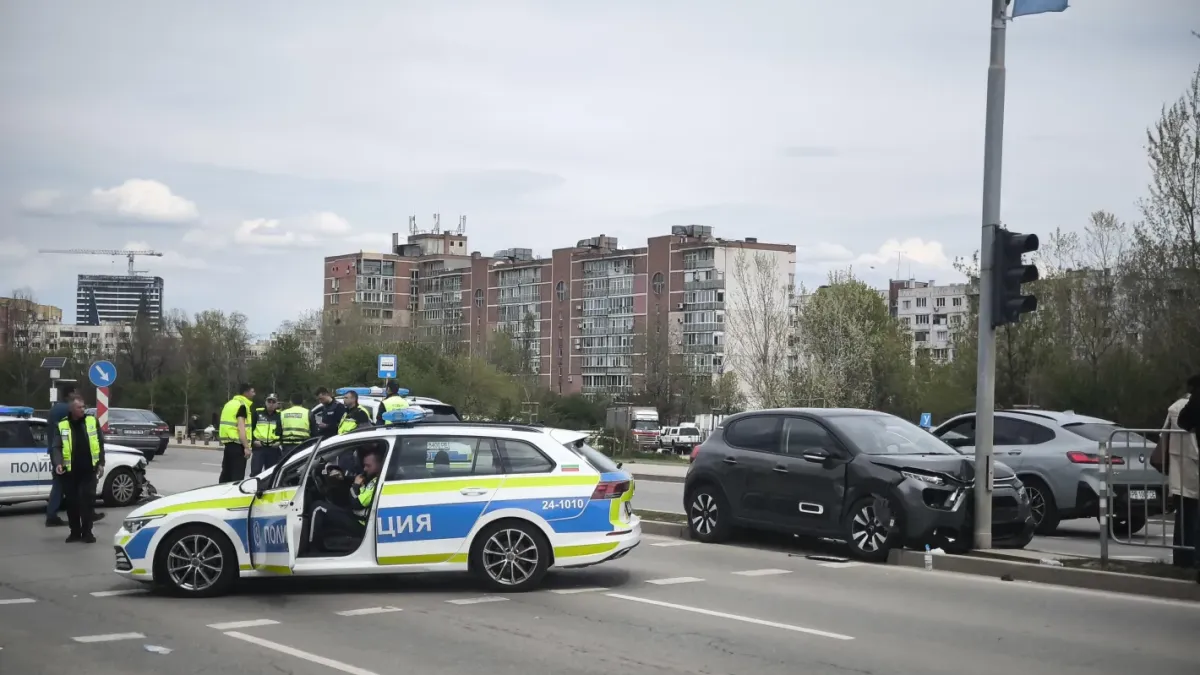 Катастрофа в София: патрулка и кола се удариха, полицай е ранен Снимки