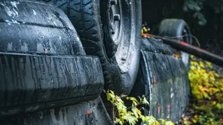Тежка катастрофа на пъпа на Варна посред бял ден, кола е по таван