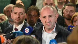 The Guardian: Новият премиер на България Радев няма да блокира помощта за Украйна като Орбан