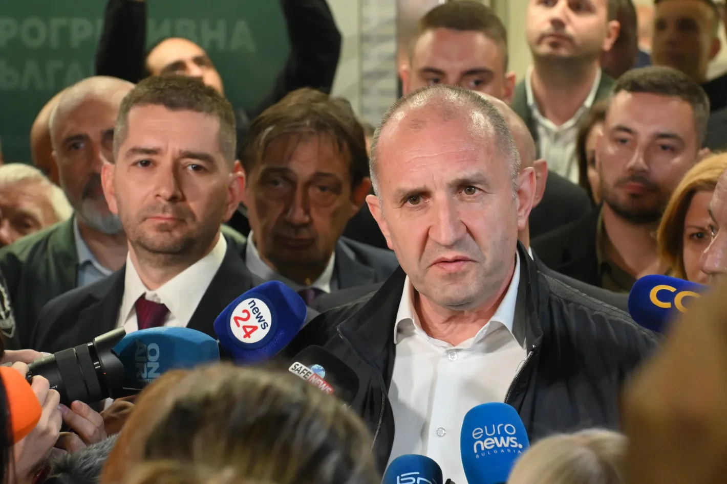 The Guardian: Новият премиер на България Радев няма да блокира помощта за Украйна като Орбан