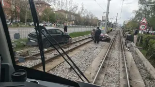 "Тесни специалисти": 2 коли бяха пометени от трамвай в София