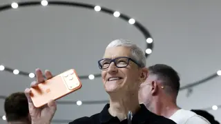 Тим Кук се оттегля като шеф на Apple, стана ясно кой ще поеме поста му