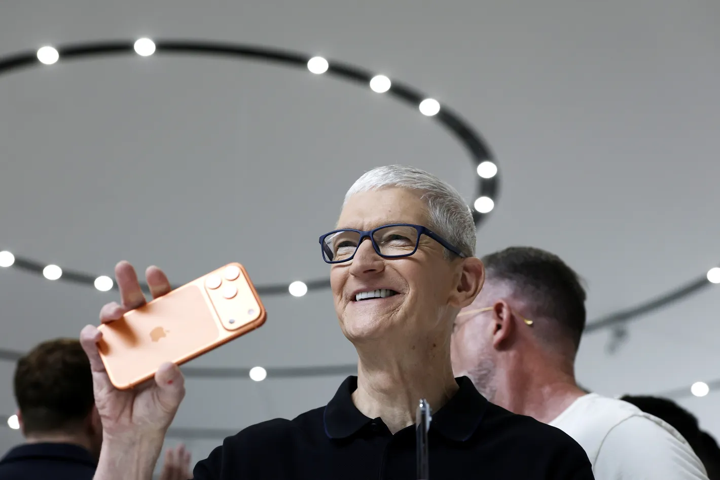 Тим Кук се оттегля като шеф на Apple, стана ясно кой ще поеме поста му