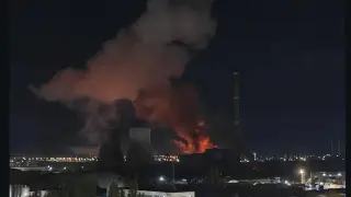 Мощен взрив и пожар в ТЕЦ в Букурещ, хиляди са без топла вода