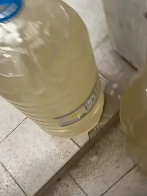 Нещо странно тече от чешмата на варненец, моли се да е дизел