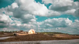 Снаряд се взриви в танк и уби трима японски войници