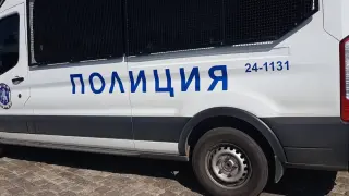 Полицейски бус гази закона с опасно изпреварване