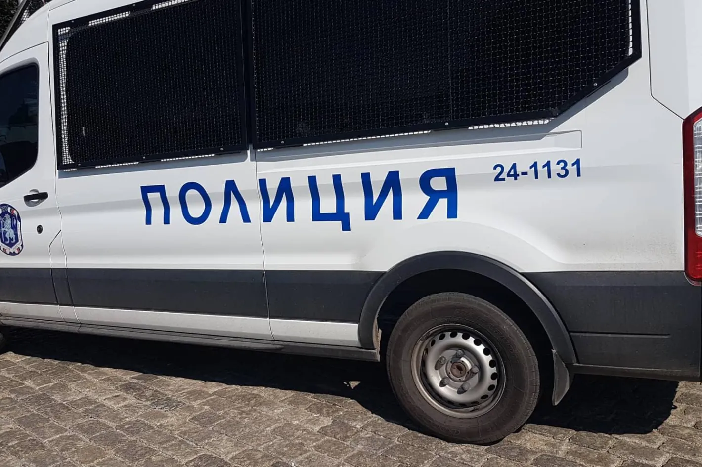 Полицейски бус гази закона с опасно изпреварване