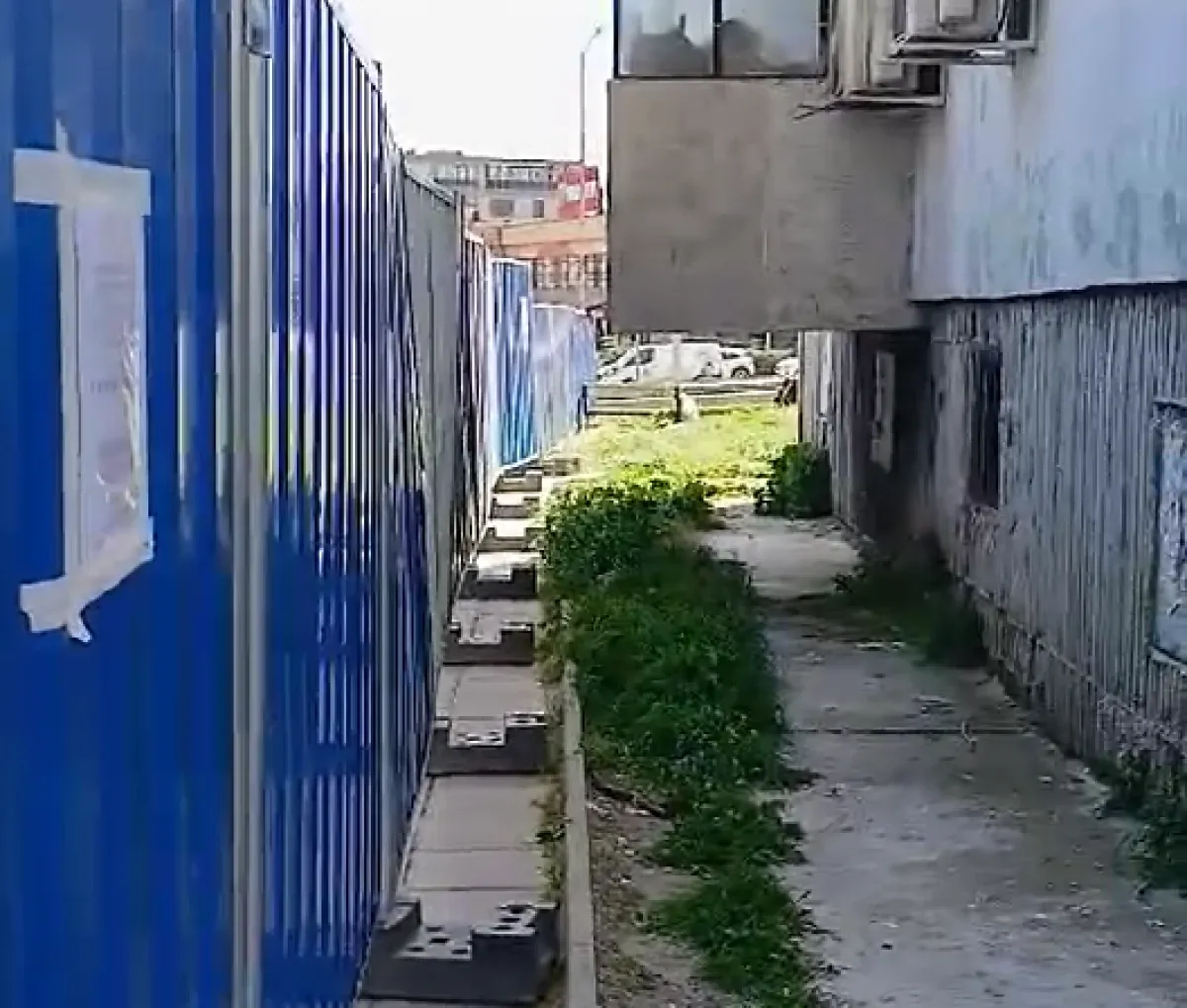 Строеж блокира цял квартал във Варна: Пълзят под тераси и се промъкват между блока и ламарините