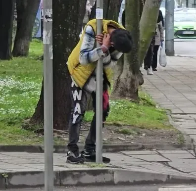 Смущаваща гледка на улица „Македония“: мъже „замръзнаха“ край пешеходна пътека