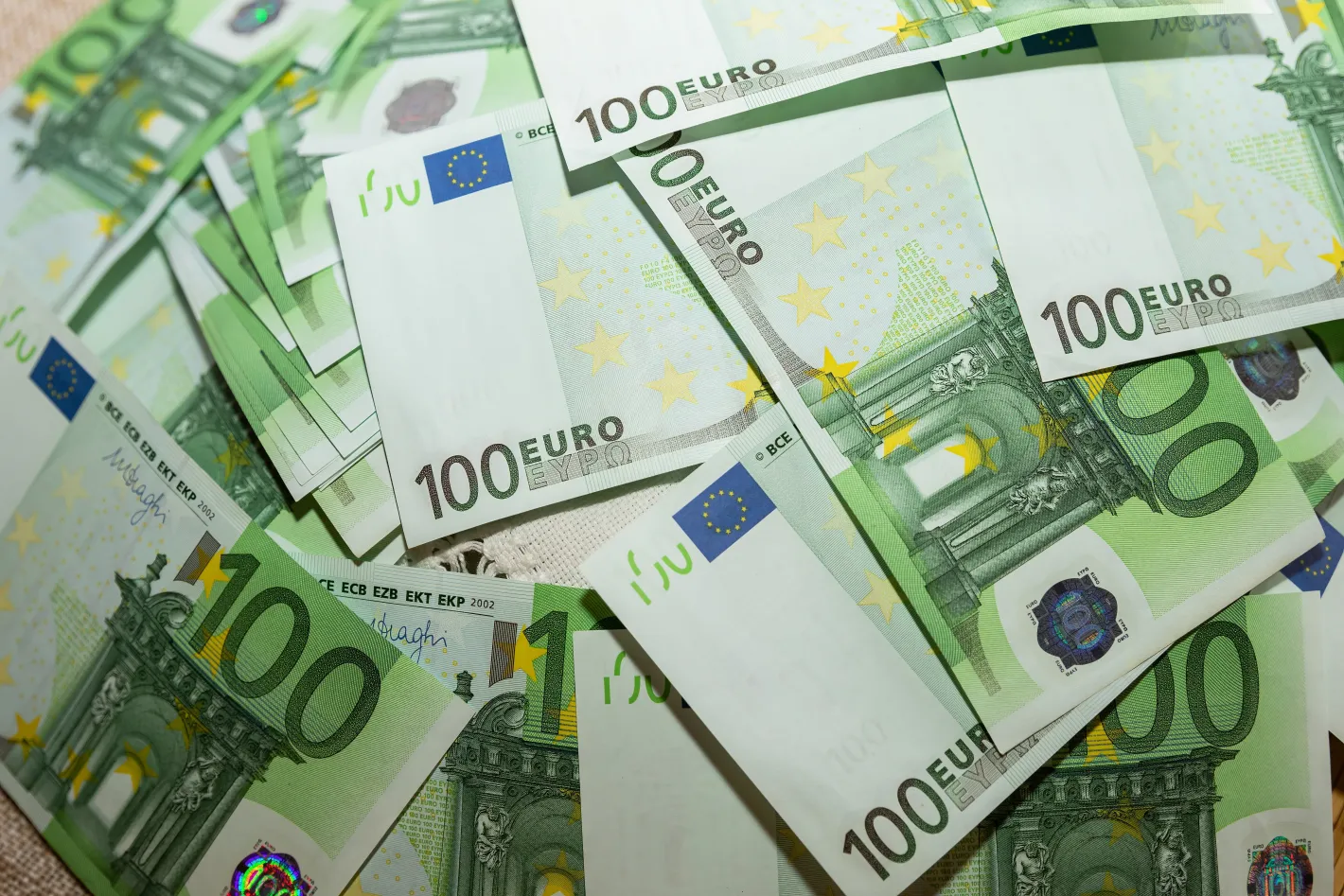 Пияната Весна чистила апартамент в Германия и намерила под леглото 700 000 евро: „Изхарчих всичко за година"