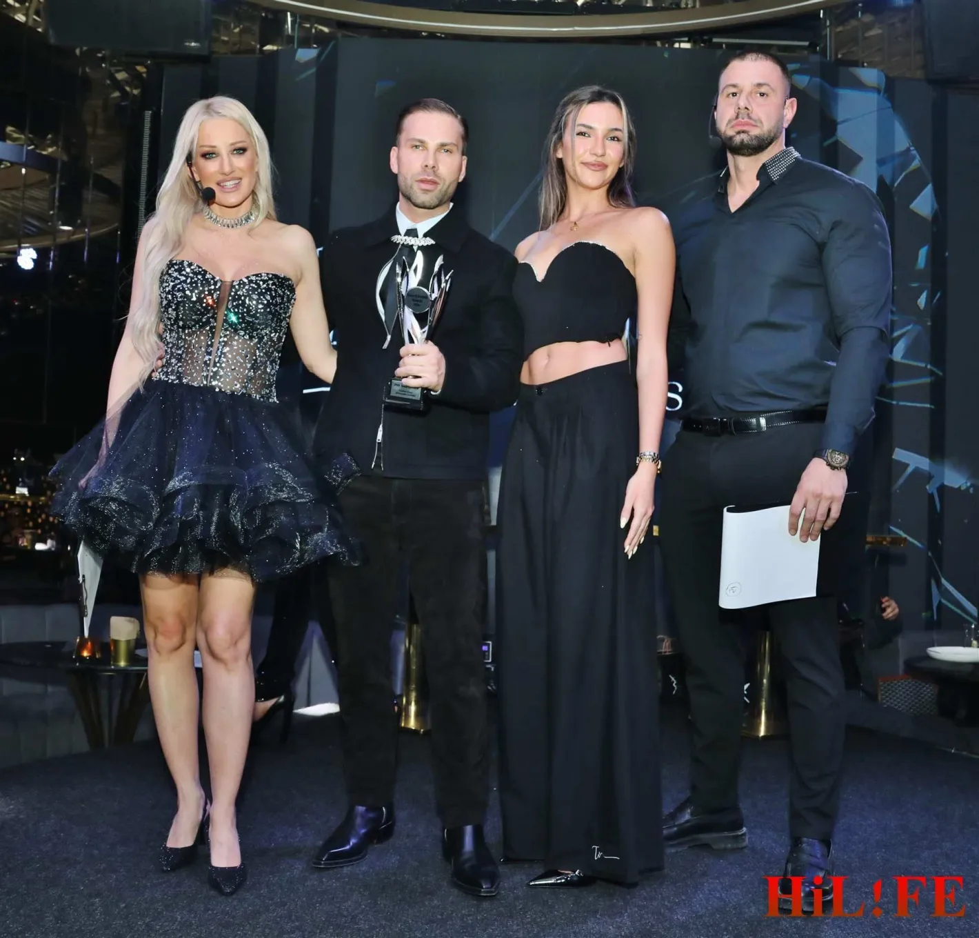 Краси Томов награби полуголата Санта Китана и подпали сцената на Faces & Brands Awards 2026