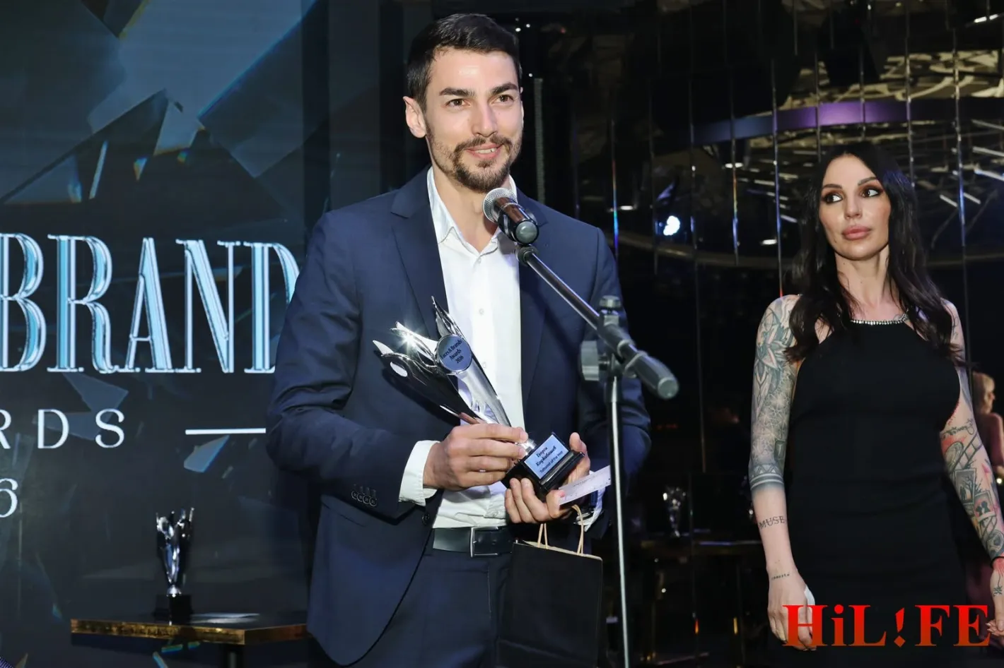 Краси Томов награби полуголата Санта Китана и подпали сцената на Faces & Brands Awards 2026