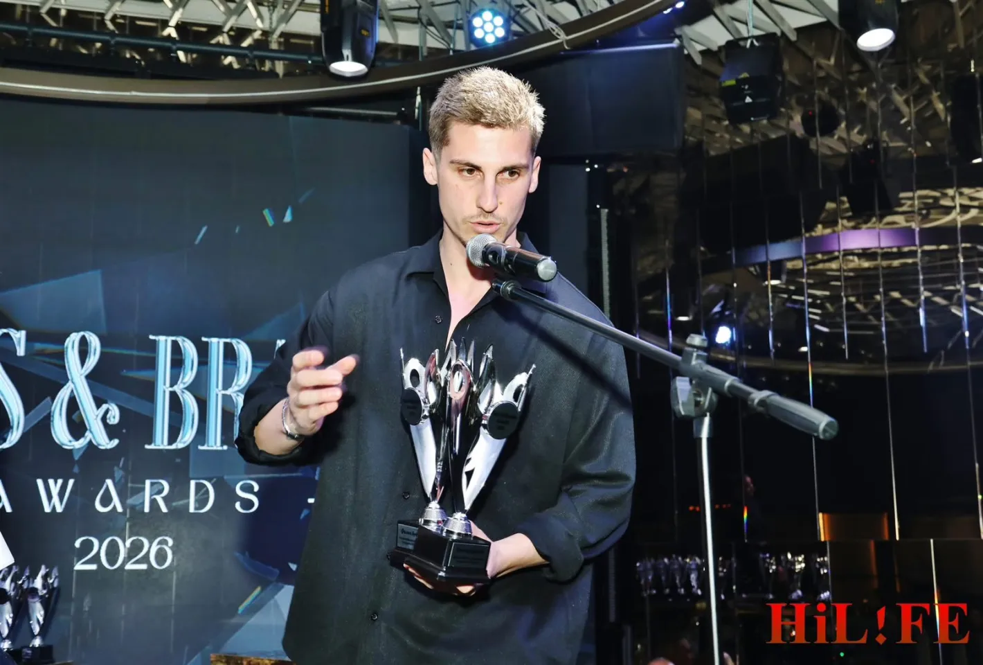 Краси Томов награби полуголата Санта Китана и подпали сцената на Faces & Brands Awards 2026