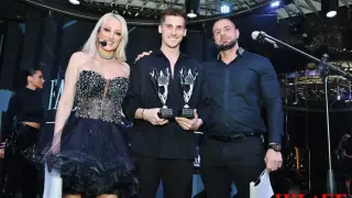 Краси Томов награби полуголата Санта Китана и подпали сцената на Faces & Brands Awards 2026