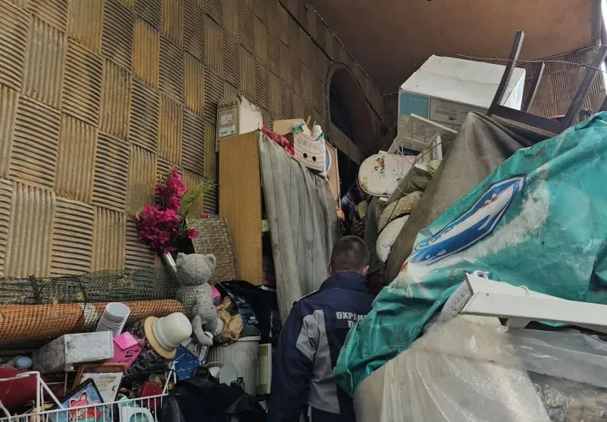 Драма в центъра на Пловдив! Въоръжени с брадва и чук реститутки се барикадираха в дома си