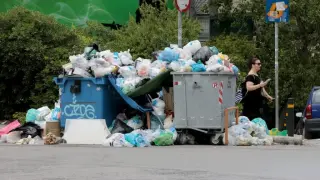 В Гърция вече изхвърлят хора на боклука