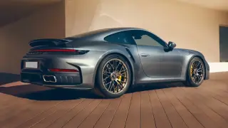 Крадци "съблякоха" Porsche 911 до голо метално покритие насред улицата