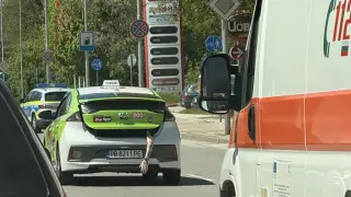 Страх в Пловдив: татуирана ръка виси от багажника на такси