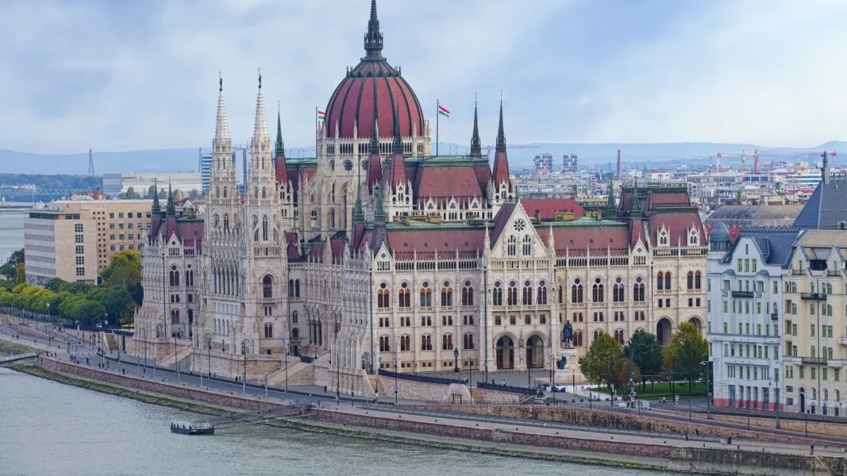 Мадяр връща знамето на ЕС в унгарския парламент