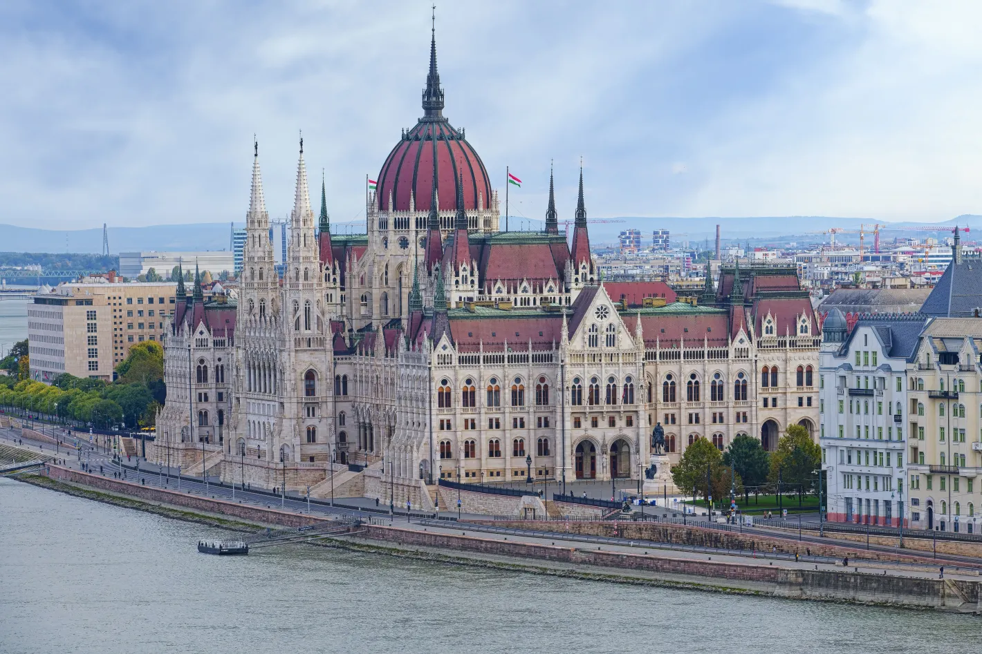 Мадяр връща знамето на ЕС в унгарския парламент