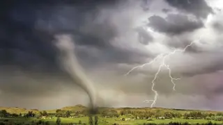 Мощно торнадо в САЩ, разруши всичко по пътя си Кадри