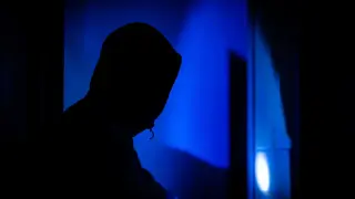 Мъж с клещи за рязане нахлу в блок в София