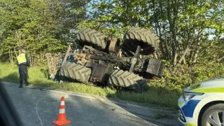 Камион и трактор се сблъскаха край Велико Търново