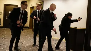 Цял свят се пита: Какво прави този човек по време на стрелбата в Белия дом?