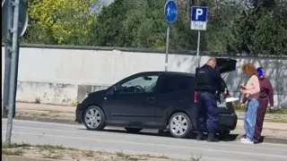 Полицаи помогнаха на две жени с аварирала кола в Пловдив