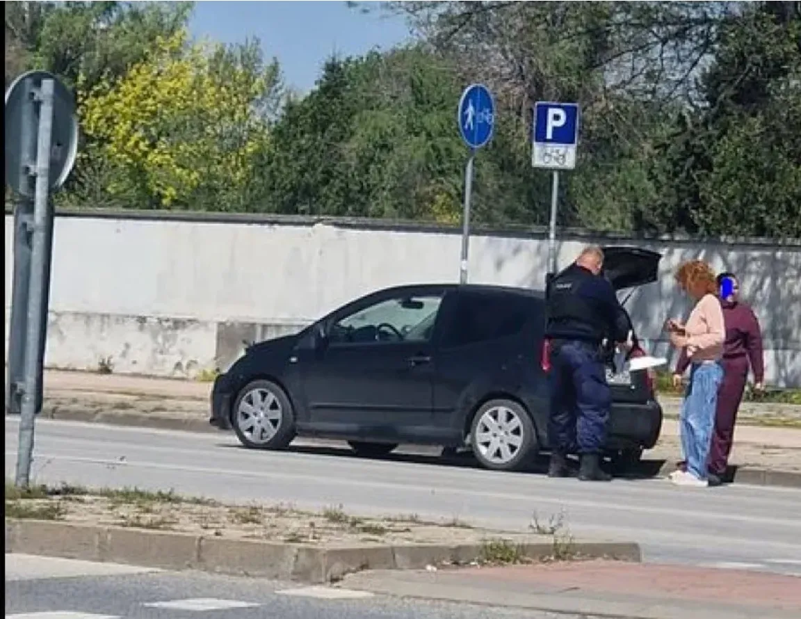 Полицаи помогнаха на две жени с аварирала кола в Пловдив