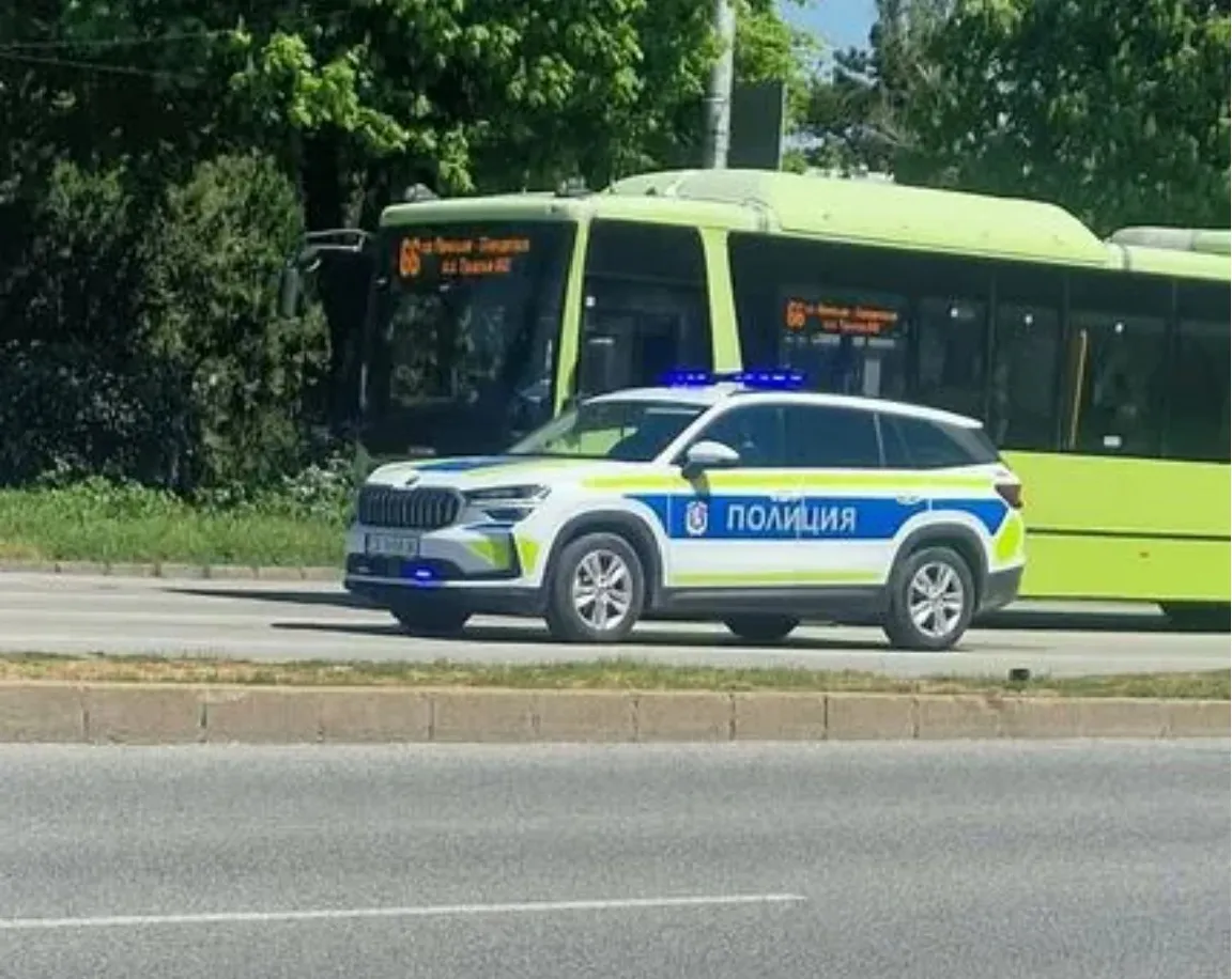 Полицаи помогнаха на две жени с аварирала кола в Пловдив