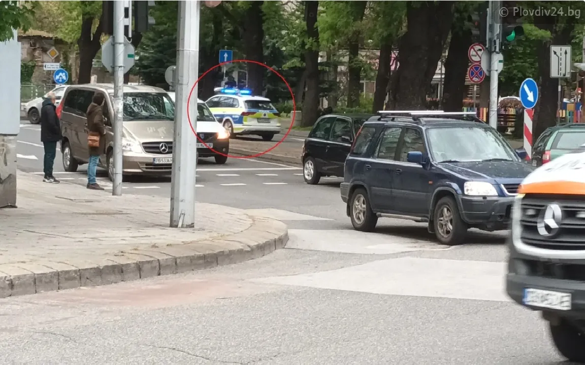 Шофьор мина на червено в Пловдив, патрулка го настигна за секунди