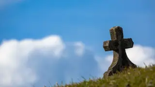 Велико Търново: Роднини заровили дядо в двора му и две години взимали пенсията му