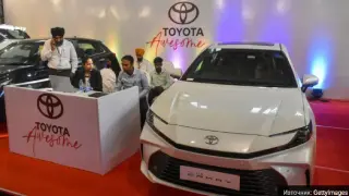 Японските марки изпреварват Tesla в Индия с хибридна стратегия